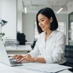 seorang wanita sedang bekerja di kantor