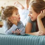 Ibu dan anak sedang bercengkerama