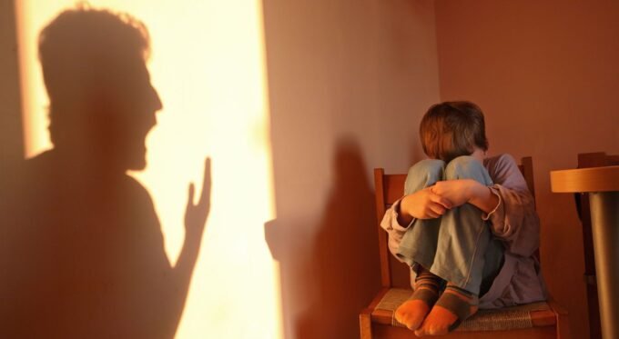 orangtua memarahi anaknya