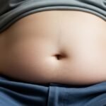 Perut seorang pria dengan obesitas