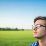 Seorang pria menggunakan kacamata