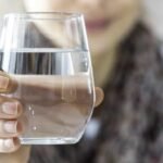 Seseorang minum air putih saat bangun tidur