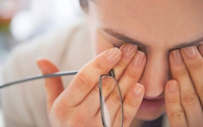 Seseorang mengucek mata