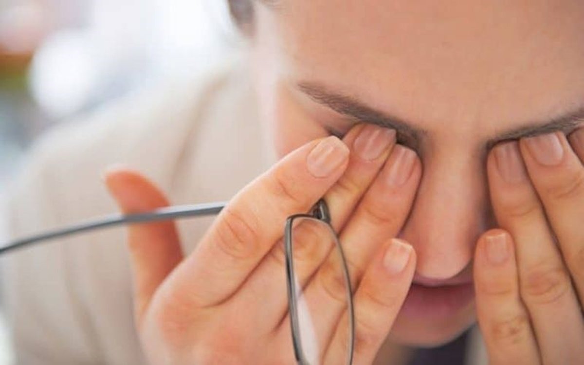 Seseorang mengucek mata