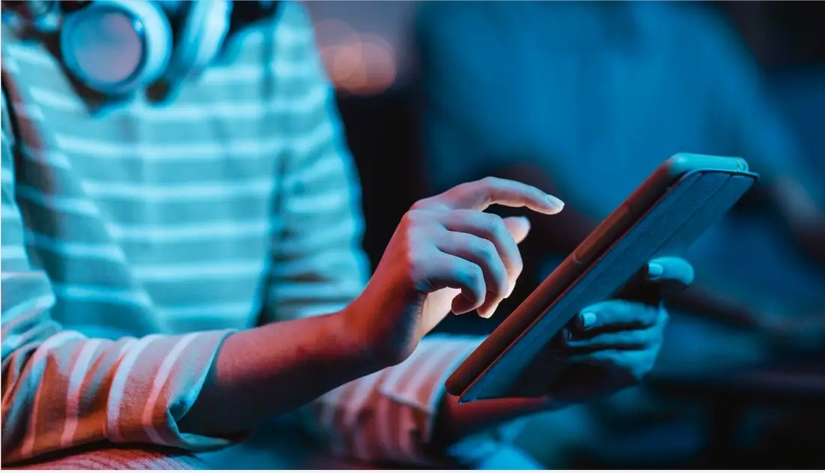 Orang sedang bermain gadget