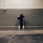 Orang sedang bersedih dan mengalami depresi