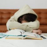 Seorang anak yang stres terlalu banyak belajar